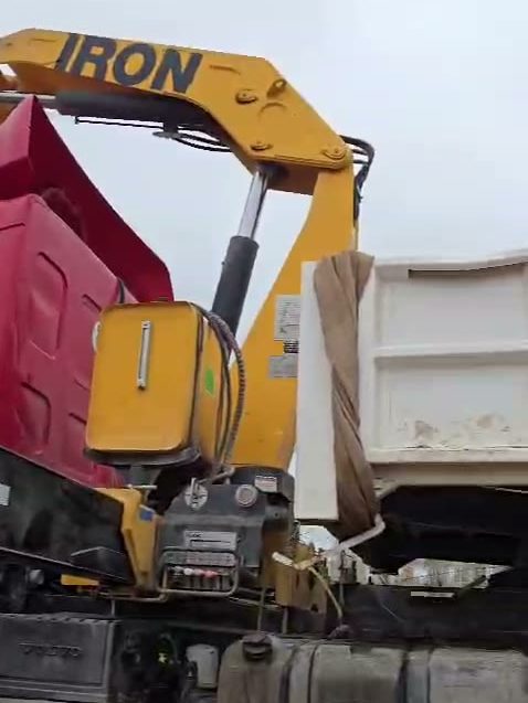 Camión con hidrogrúa en obra